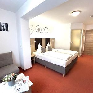 Zimmer mit Kingsize-Bett